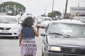 Vendas em semáforos são alternativas de renda para desempregados | O  Popular do Paraná